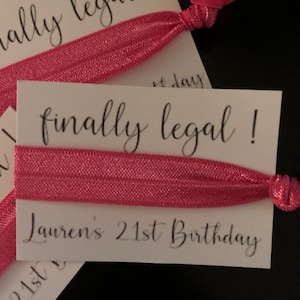 Finalmente favores de fiesta legales / 21 cumpleaños / fiesta de cumpleaños / favores de fiesta / corbata elástica para el cabello / corbata para el cabello sin arrugas / vigésimo primer cumpleaños / Personalizar