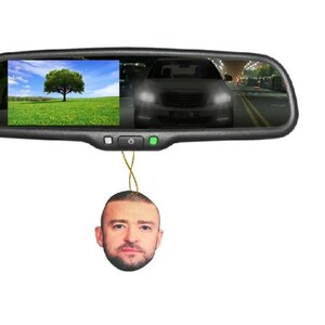 Peut inclure: Un r&eacute;troviseur de voiture avec un &eacute;cran int&eacute;gr&eacute; affichant un arbre dans un champ et une voiture. Un d&eacute;sodorisant Justin Timberlake est suspendu en dessous. Le miroir a un cadre noir et des boutons.