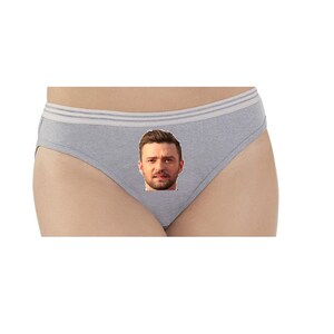 Peut inclure: Sous-v&ecirc;tements en coton gris avec une ceinture blanche et une image imprim&eacute;e d'un visage d'homme.