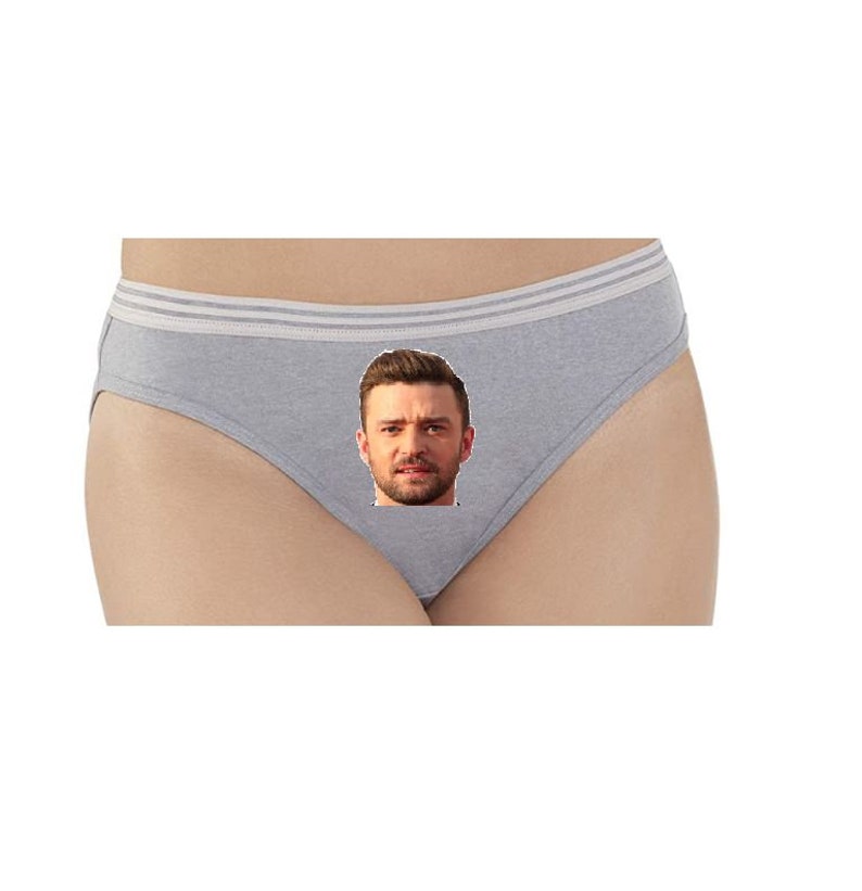 Peut inclure: Sous-v&ecirc;tements en coton gris avec une ceinture blanche et une image imprim&eacute;e d'un visage d'homme.