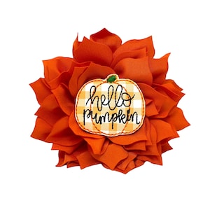 Hallo met pompoen versierde hondenhalsband bloem