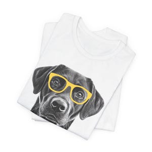 Pode incluir: Um Labrador Retriever preto usando &oacute;culos de sol amarelos. O c&atilde;o &eacute; desenhado em um estilo realista em um fundo branco.