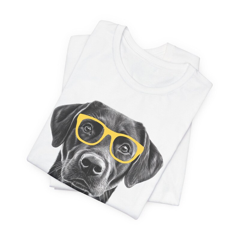 Pode incluir: Um Labrador Retriever preto usando &oacute;culos de sol amarelos. O c&atilde;o &eacute; desenhado em um estilo realista em um fundo branco.