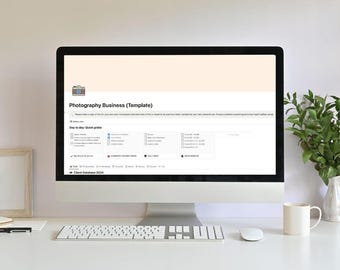 Puede incluir: Una pantalla de ordenador que muestra una plantilla de negocio de fotografía con una lista de verificación para las tareas diarias. La lista de verificación incluye elementos como "Responder a las consultas", "Editar fotos", "Crear publicaciones en redes sociales" y "Enviar facturas". El texto "Base de datos de clientes 2024" es visible en la parte inferior de la pantalla.