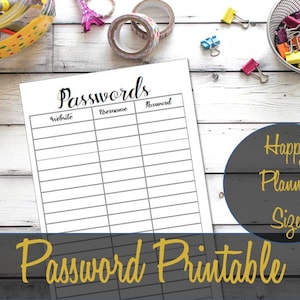 Può includere: Un foglio di registro delle password stampabile con il titolo "Password" in alto. Il foglio ha colonne per il sito web, il nome utente e la password. Il foglio è su uno sfondo di legno bianco con graffette colorate e altri articoli da ufficio.