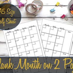 Puede incluir: Dos páginas de calendario mensual en blanco en tamaño A5, impresas en papel blanco. Las páginas están divididas en siete columnas para cada día de la semana, con una sección de notas en el lado derecho. Las páginas están dispuestas sobre una superficie de madera blanca con útiles de artesanía de colores.