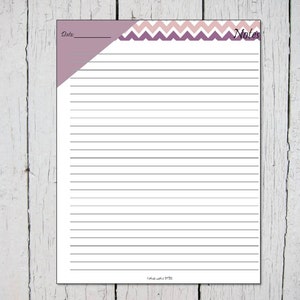 Pode incluir: Um modelo de papel com linhas imprim&iacute;veis com um padr&atilde;o de chevron rosa, branco e roxo na parte superior. O papel tem a palavra "Notas" no canto superior direito e a palavra "Data" no canto superior esquerdo.
