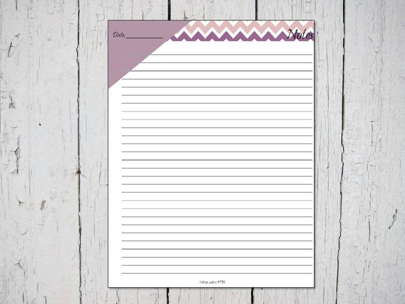 Pode incluir: Um modelo de papel com linhas imprim&iacute;veis com um padr&atilde;o de chevron rosa, branco e roxo na parte superior. O papel tem a palavra "Notas" no canto superior direito e a palavra "Data" no canto superior esquerdo.