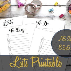 Puede incluir: Plantillas de listas imprimibles para hacer, comprar y listas. Las plantillas están en papel blanco con texto negro y casillas de verificación grises. El papel está sobre una superficie de madera blanca con clips de papel de colores y otros suministros de oficina. El texto "Lists Printable" está en letras doradas sobre un fondo gris. El texto "A5 Size 8.5x5.5" está en letras doradas sobre un círculo negro.