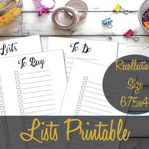 Puede incluir: Páginas de lista imprimibles con los títulos "Listas", "Para comprar" y "Para hacer". Las páginas están sobre una superficie de madera blanca con útiles de artesanía coloridos. El texto "Recollections Size 6.75x4" está en un círculo en la imagen.