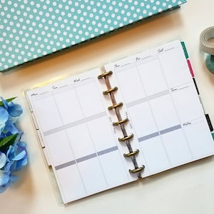 Puede incluir: Una agenda semanal blanca con una encuadernaci&oacute;n en espiral dorada. La agenda tiene un divisor gris y una secci&oacute;n para notas. Los d&iacute;as de la semana est&aacute;n etiquetados: Lun, Mar, Mi&eacute;, Jue, Vie, S&aacute;b, Dom.