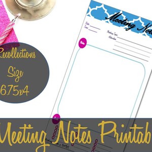 Puede incluir: Un bloc de notas imprimible para reuniones en blanco con un encabezado con estampado azul y blanco. El bloc de notas incluye secciones para la fecha, la hora, el tema de la reunión y los asistentes. El tamaño es de 17,15 x 10,16 cm.