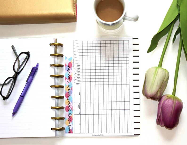 Peut inclure: Un agenda blanc avec une reliure &agrave; spirale dor&eacute;e et un autocollant color&eacute; qui dit "Inventory Social Media Checklist". L'agenda est ouvert sur une page avec un motif quadrill&eacute; et des lignes noires.