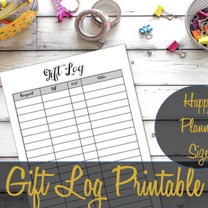 Puede incluir: Registro de regalos imprimible con columnas para el destinatario, el regalo, el costo y las notas. El imprimible está sobre un fondo blanco con una fila de encabezado gris. El texto "Gift Log" está en fuente cursiva negra. El texto "Happy Planner Size" está en fuente cursiva dorada sobre un círculo gris oscuro con borde azul. El texto "Gift Log Printable" está en fuente cursiva dorada sobre un fondo gris oscuro.