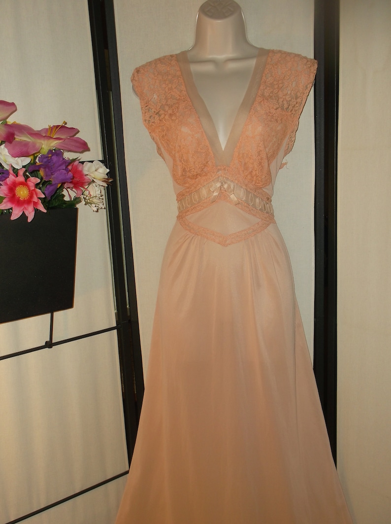 peachy pink wide waist lace trim 34Small by Lady Edso World War II era Vintage 1940s antique nightgown old Hollywood bridal peignoir