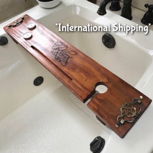 Puede incluir: Una bandeja de baño de madera con la inscripción "Relax", dos portavasos, un jabonera integrada y un portavasos de vino. La bandeja tiene un asa de metal decorativa en cada extremo. *Envío internacional*