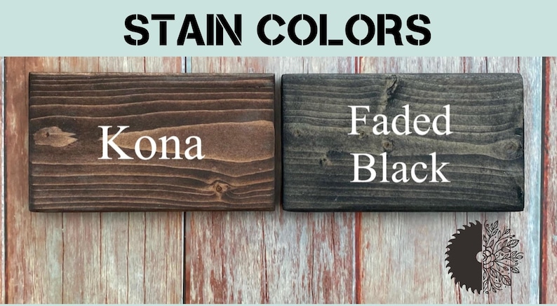 Op de afbeelding: Twee rechthoekige houten blokken tonen beitskleuren. Het linkerblok is donkerbruin met de tekst Kona, en het rechterblok is antracietgrijs met de tekst Faded Black. De koptekst luidt STAIN COLORS en er staat een cirkelvormig logo in de hoek.