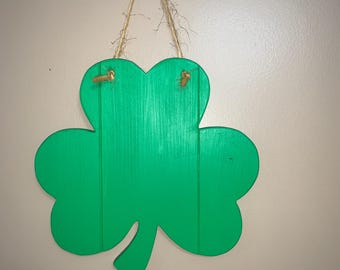 Handgemachtes hölzernes Kleeblatt: Rustikales Dekor zum St. Patrick's Day