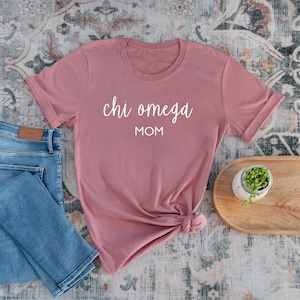 Offizielles CHI OMEGA Mom T-Shirt, Sorority Mom Merch, Chi Omega Mom Merch, Sorority Mom Geschenkidee, Chi Omega Mom Geschenkidee