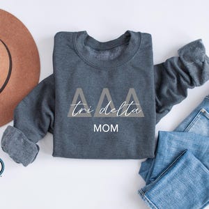 Sudadera oficial de la hermandad "TRI DELTA Mom"