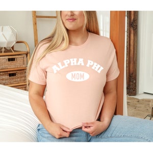 Mercancía de hermandad, camiseta de Alpha Phi Mom - Regalos de hermandad - Mercancía de Alpha Chi Omega - Cartas de hermandad