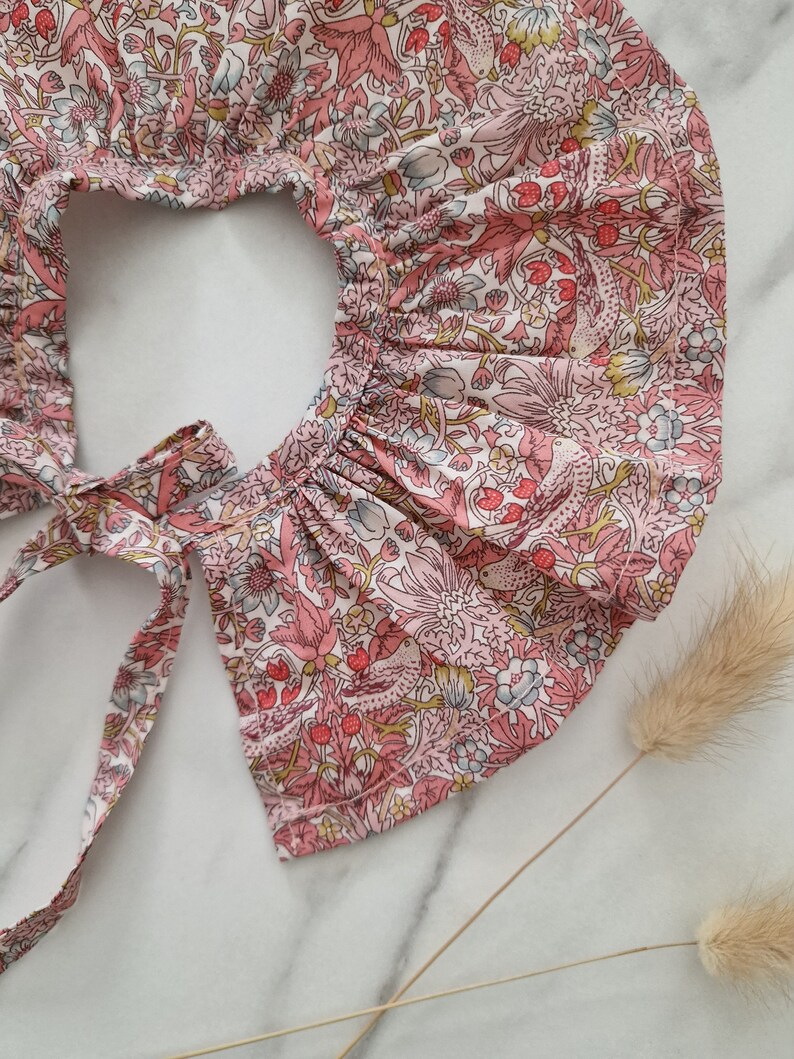 Hermoso desmontable William Morris Strawberry Thief Pink / Collar de volantes de bebé / Collar desmontable / Collar extraíble / Collar de volantes imagen 4