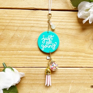 Just Keep Going Confetti Car Charm, Percha de espejo retrovisor, Accesorios de coche para mujeres, niñas, adolescentes, Cita inspiradora, Motivacional imagen 1