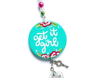 Dije floral para espejo retrovisor de coche Get It Girl, accesorio para vehículo, decoración interior, graduación, percha, regalo para mejor amiga o adolescente.