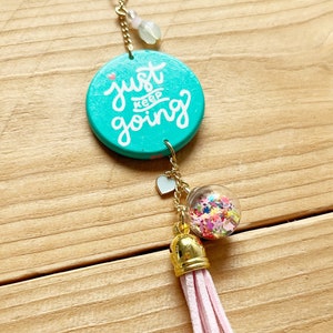 Just Keep Going Confetti Car Charm, Percha de espejo retrovisor, Accesorios de coche para mujeres, niñas, adolescentes, Cita inspiradora, Motivacional imagen 4