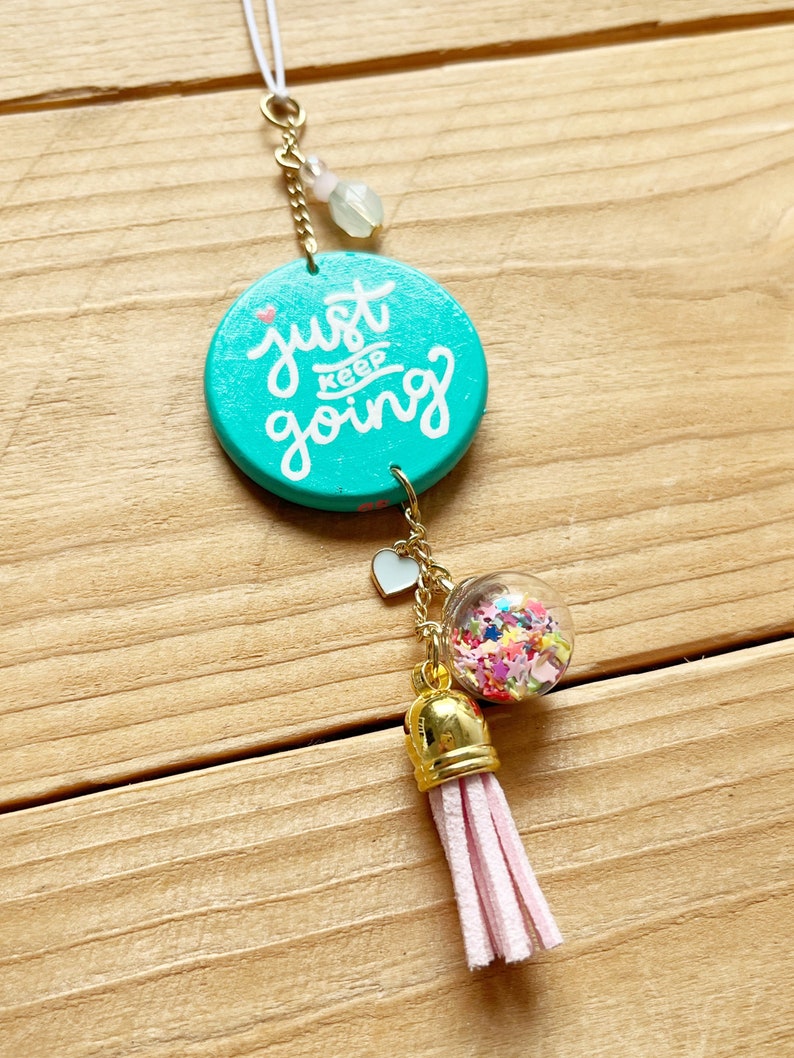 Just Keep Going Confetti Car Charm, Percha de espejo retrovisor, Accesorios de coche para mujeres, niñas, adolescentes, Cita inspiradora, Motivacional imagen 4