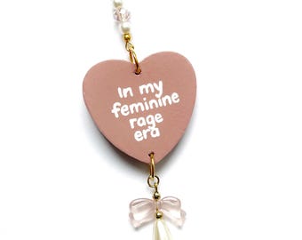 Dije para espejo de coche "In My Feminine Rage Era", accesorio feminista para coche, regalos para mujeres