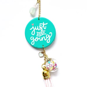 Just Keep Going Confetti Car Charm, Percha de espejo retrovisor, Accesorios de coche para mujeres, niñas, adolescentes, Cita inspiradora, Motivacional imagen 6