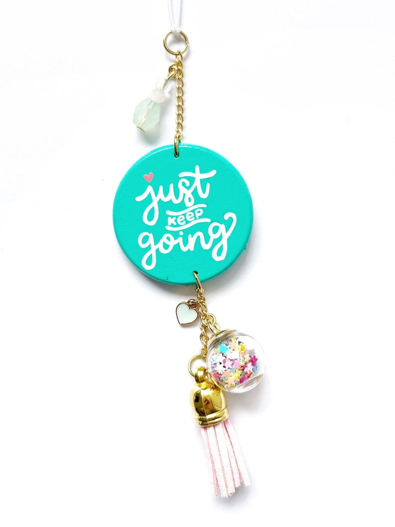 Just Keep Going Confetti Car Charm, Percha de espejo retrovisor, Accesorios de coche para mujeres, niñas, adolescentes, Cita inspiradora, Motivacional imagen 6