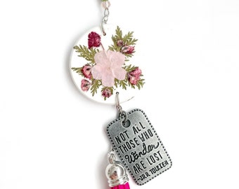 Adorno para espejo de coche con flores rosas prensadas, accesorio interior, floral, "No todos los que deambulan están perdidos", decoración para vehículos.