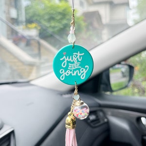 Just Keep Going Confetti Car Charm, Percha de espejo retrovisor, Accesorios de coche para mujeres, niñas, adolescentes, Cita inspiradora, Motivacional imagen 2