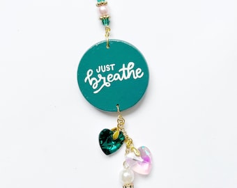Colgador para espejo retrovisor "Just Breathe", dije para coche para conductores noveles, accesorio para vehículo, ideas de regalo para mejores amigas, hermanas, mujeres, ansiedad, primer coche