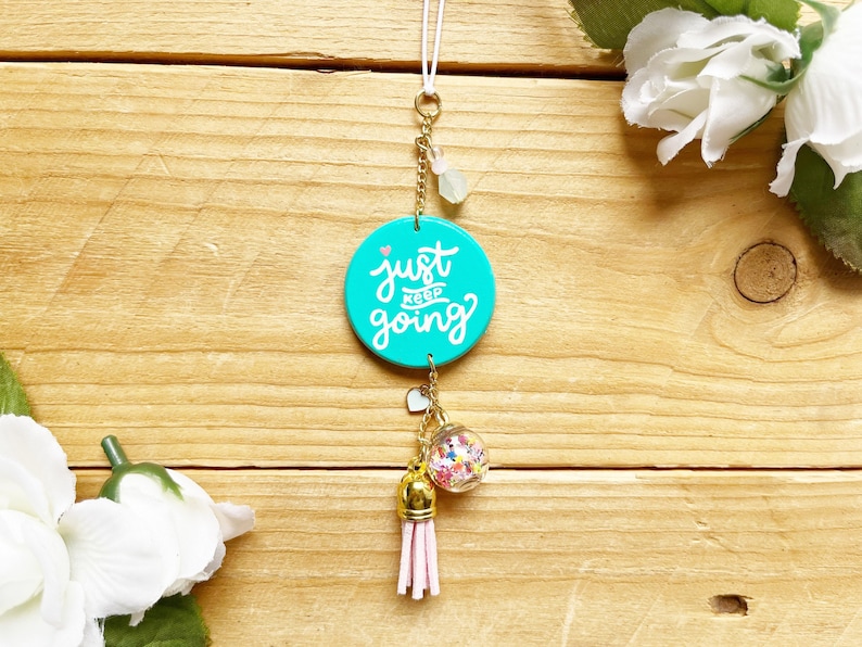 Just Keep Going Confetti Car Charm, Percha de espejo retrovisor, Accesorios de coche para mujeres, niñas, adolescentes, Cita inspiradora, Motivacional imagen 1