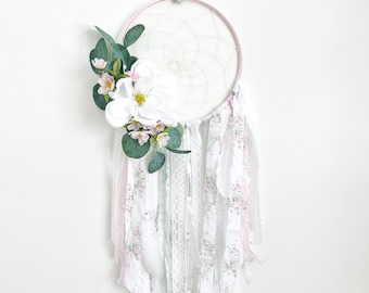Atrapasueños floral para colgar en la pared, decoración shabby chic para la habitación del bebé o el dormitorio, estilo cottagecore, atrapasueños bohemio.