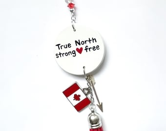 Dije para espejo retrovisor de coche "Fuerte y Libre" de True North, adorno con la bandera de Canadá, accesorio para coche con orgullo canadiense, regalos canadienses nuevos