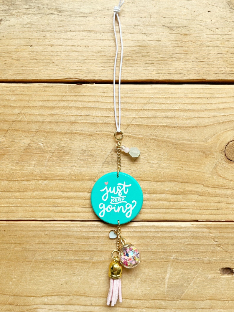 Just Keep Going Confetti Car Charm, Percha de espejo retrovisor, Accesorios de coche para mujeres, niñas, adolescentes, Cita inspiradora, Motivacional imagen 3