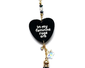 Dije para espejo retrovisor "In My Feminine Rage Era", accesorio para coche para mujer, lectora de Romantasy, decoración feminista