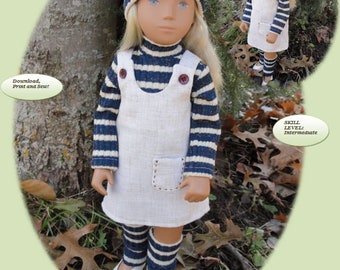 Puede incluir: Un patrón de costura PDF para un atuendo de muñeca de 40 cm. El atuendo incluye un mono blanco, una camisa a rayas azul y blanca, un gorro a rayas azul y blanca y polainas a rayas azul y blanca. El patrón es para un nivel de habilidad intermedio. El texto en la imagen dice "PDF PATTERNS Classic style For 16" Sasha Download, Print and Sew! NSA-2 SKILL LEVEL: Intermediate PDF sewing patterns with step by step illustrated instructions for jumper, shirt, hat, legwarmers. @NICOLE PDF PATTERNS 2020"