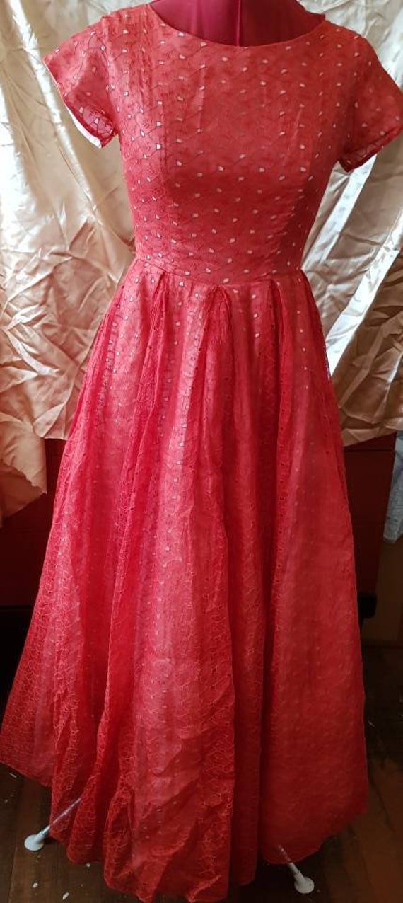 Stunning 1950s prom dress.