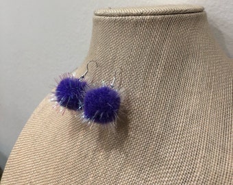 Pendientes de pompón morado - pendientes morados esponjosos pendientes morado claro pendientes pastel pendientes morado pastel pendientes pastel