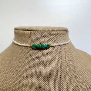 Gargantilla de cuentas de semillas blancas con aullido turquesa - collar de cuentas de gargantilla de cuentas turqouise collar gargantilla turquesa
