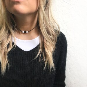 White and black pearl choker necklace