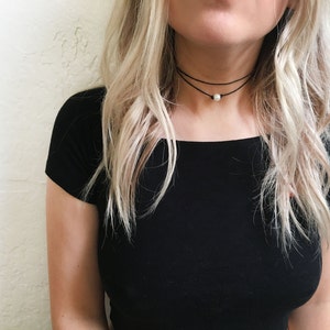 Collier de choker de perle de double brin noir, choker mince, choker de perle d’enveloppe, choker double de perle, choker de trois perles