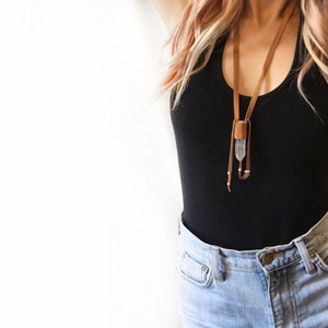 Cristal de cuarzo envuelto en ante falso