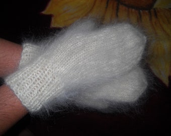 Les mitaines blanches de mohair tricotés à la main