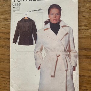 Puede incluir: Patrón de costura Vogue Elements con un abrigo cruzado con cinturón. El patrón incluye una foto de una mujer que lleva el abrigo. El título y el número del patrón, 9569, están impresos en la parte superior.
